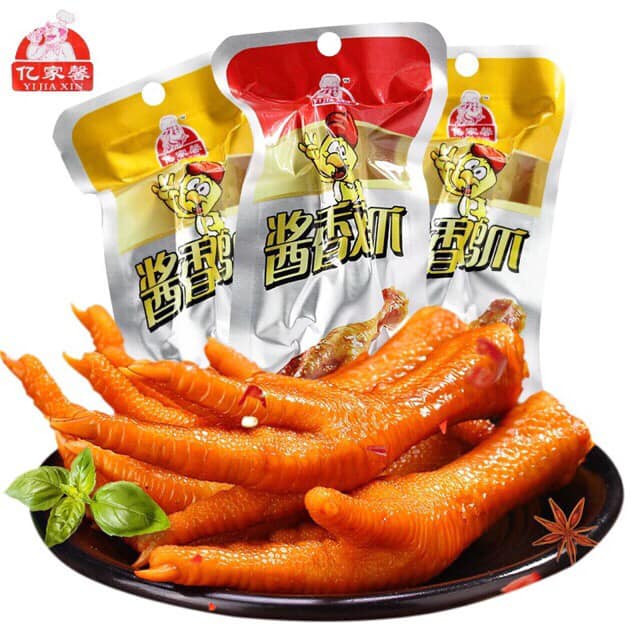 Phần trên của hộp lẩu có tấm giấy màu bạc dùng để chứa tất cả nguyên liệu của lẩu, phần dưới có tác dụng như cái bếp để nấu thức ăn.