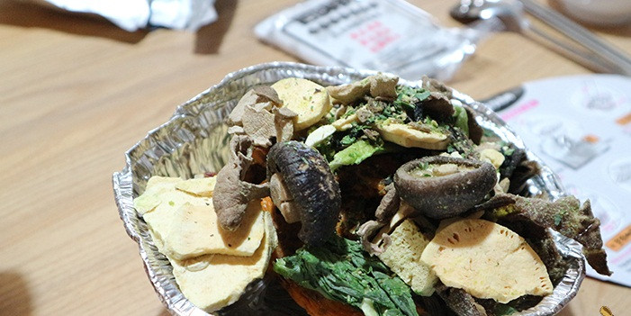 Các thức ăn trong lẩu nhìn khá là bắt mắt, bao gồm rong biển, nấm, thịt khô,.... không khác một nồi lẩu hảo hạng.