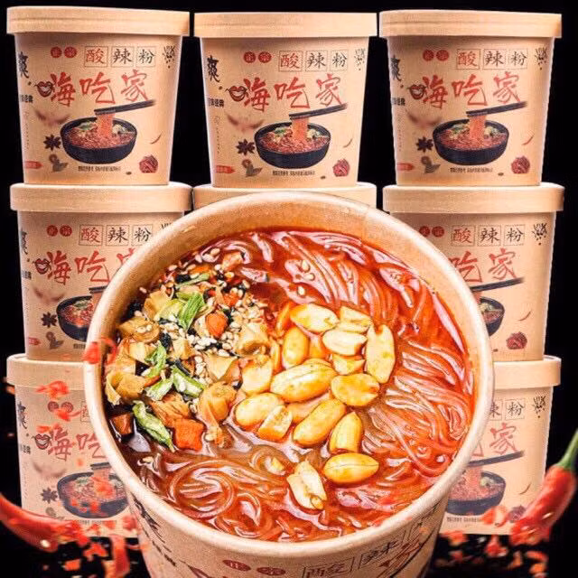 Lẩu tự sôi có nhiều loại và độ cay khác nhau. Một nồi lẩu dành cho 1-2 người ăn.