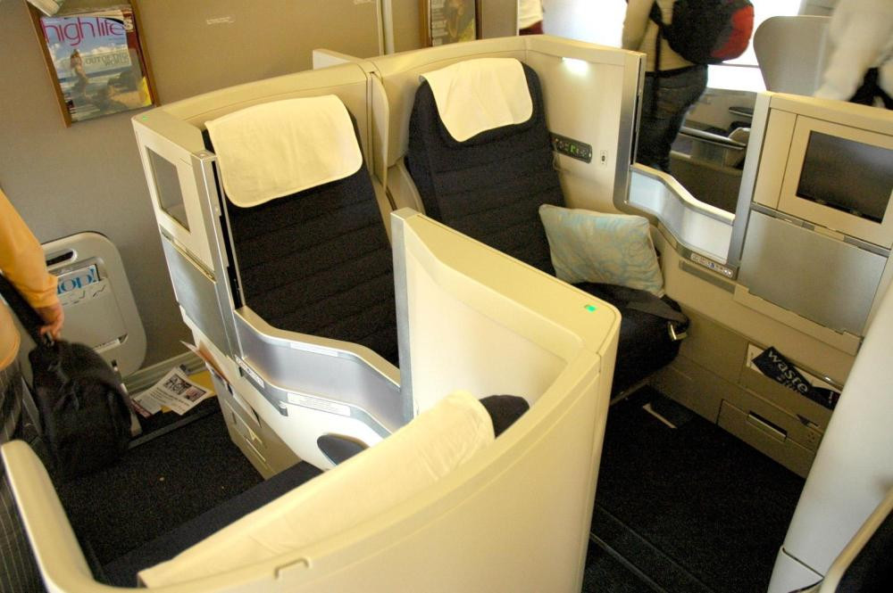 Khoang hạng nhất của British Airways chỉ có sẵn trong các chuyến bay đi từ New York đến London. Nội thất trong khoang hạng nhất hiện đại và đẹp mắt với ánh sáng màu xanh. Thức ăn cho khách cũng không quá xa hoa nhưng rất ngon và nhiều lựa chọn. Nguồn ảnh: Earthnworld.