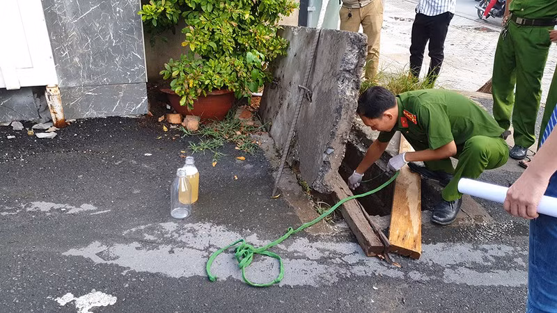 Bo cong an bat qua tang cong ty Monarch Laundry xa thai ra song