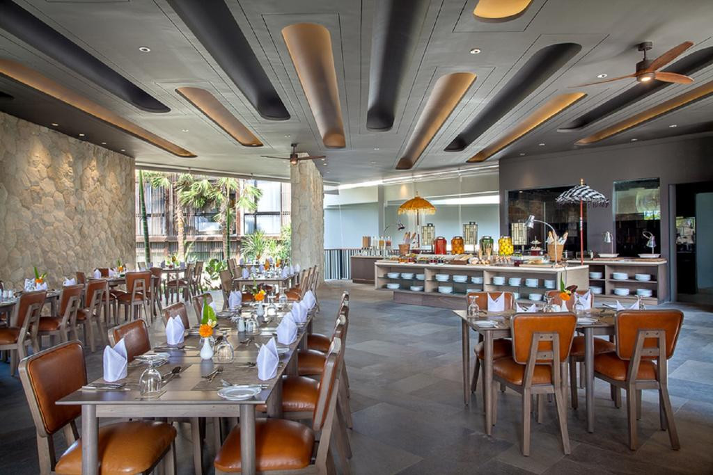 Nhà hàng phục vụ cả đồ ăn đặc trưng Indonesa và phương Tây.