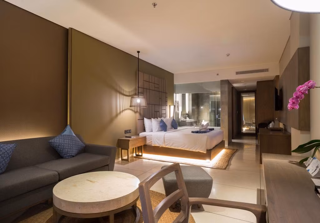 Trong phòng được trang bị giường thoải mái, máy pha cà phê, trà...