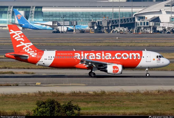 Khach bi thuong do no pin du phong, may bay ha canh khan cap o TP.HCM