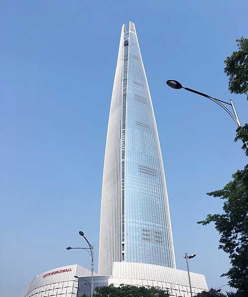 Tòa tháp Lotte World (Seoul, Hàn Quốc) cao 555 mét, gồm 123 tầng. Lấy cảm hứng từ nghệ thuật gốm sứ và ngòi bút lông từ Hàn Quốc, tòa nhà này có thiết kế hình nón thon nhẹ với chóp lồi và các bên uốn cong nhẹ nhàng.