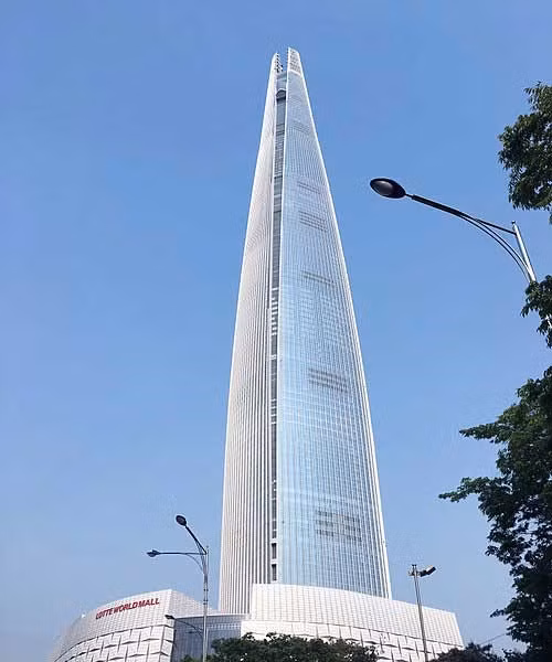 Tòa tháp Lotte World (Seoul, Hàn Quốc) cao 555 mét, gồm 123 tầng. Lấy cảm hứng từ nghệ thuật gốm sứ và ngòi bút lông từ Hàn Quốc, tòa nhà này có thiết kế hình nón thon nhẹ với chóp lồi và các bên uốn cong nhẹ nhàng.