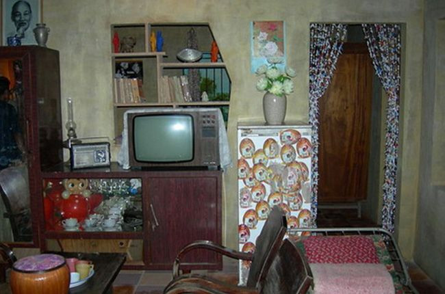 Mọi đồ dùng trong gia đình đều được lau chùi sạch sẽ theo đúng nghĩa năm mới cái gì cũng phải mới.