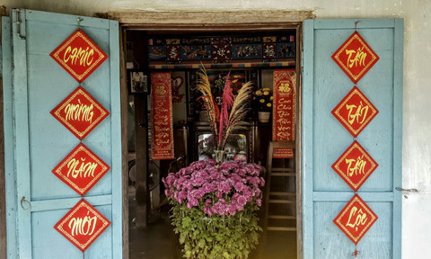 Câu đối hoặc tranh thư pháp được viết bởi những ông đồ có tiếng tăm là thứ được nhiều gia đình giàu có thời xưa trang trí nhà ngày Tết.