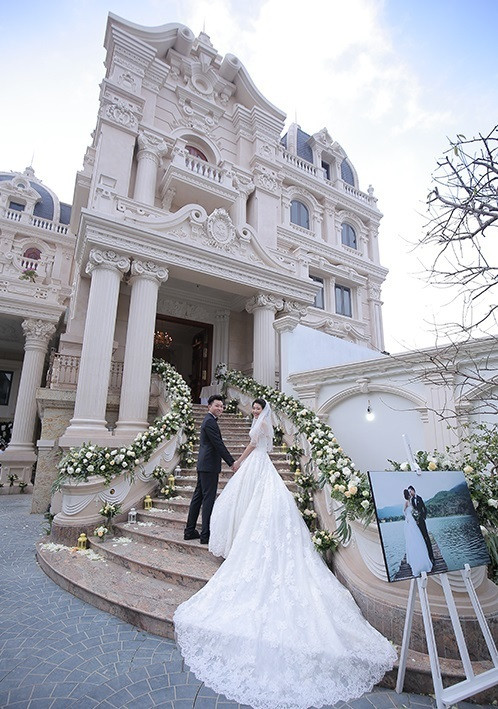 Tại căn biệt thự sang trọng của chú rể, vô số loài hoa đắt đỏ được phủ từ cổng vào đến trong nhà. Ảnh: Yan.