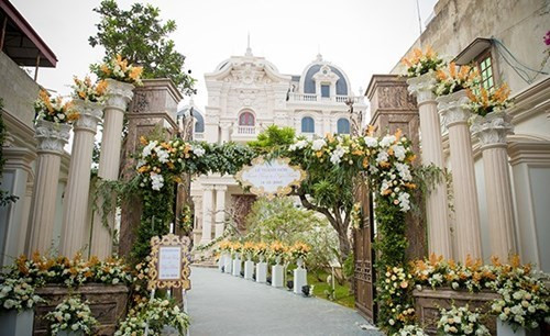 Cổng vào trang trí đẹp mắt như lâu đài giữa trời Tây. Ảnh: Yan.