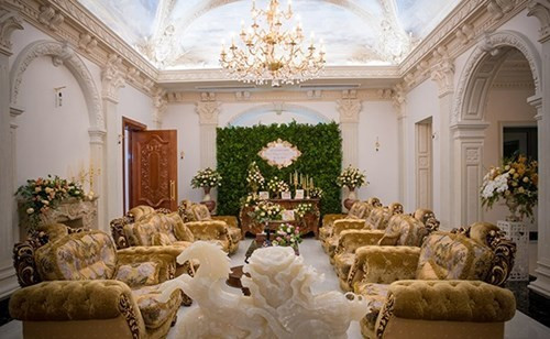 Phòng khách được trang hoàng lộng lẫy như cung điện. Ảnh: Yan.