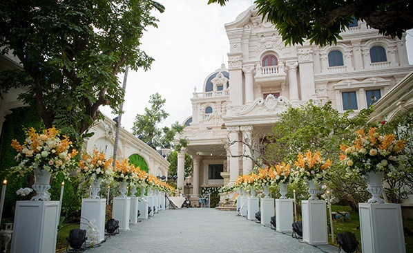 Mỗi tầng của biệt thự được ví như một tác phẩm hoa theo phong cách châu Âu khác nhau. Ảnh: Ngoisao.