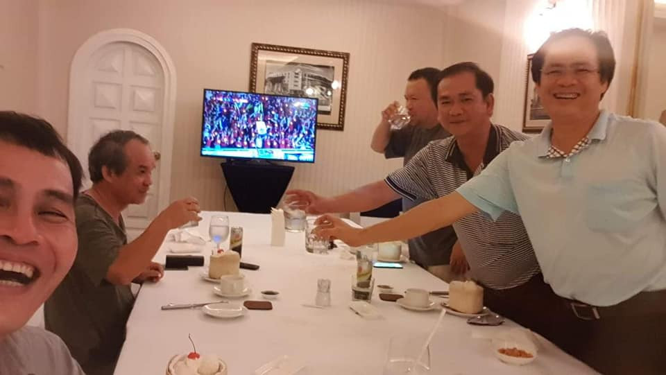 Ông Đoàn Nguyên Đức đã dõi theo bước chân của từng tuyển thủ U22 Việt Nam và ăn mừng khi lần lượt Văn Hậu rồi đến Hùng Dũng và cuối cùng Văn Hậu tiếp tục ghi bàn thắng ấn định chiến thắng chung cuộc 3 - 0 cho U22 Việt Nam. Ảnh: FB Tran Trung Son.