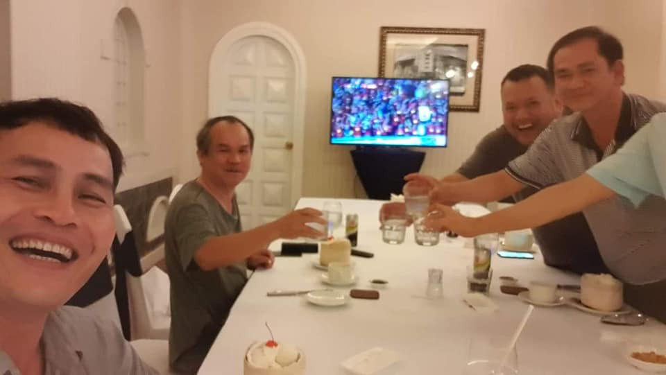 Tối 10/12, khi đội tuyển U22 Việt Nam đối đầu với U22 Indonesia trong trận chung kết, ông Đoàn Nguyên Đức (bầu Đức) cùng những người bạn dõi theo qua màn ảnh nhỏ. Ảnh: FB Tran Trung Son.