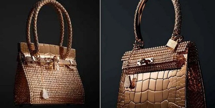 Chiếc túi Sac bijou Birkin 2012 xếp vị trí thứ 2 khi có giá 1,9 triệu USD. Sac bijou Birkin 2012 được làm từ vàng hồng, kim cương và chỉ có 3 chiếc được sản xuất.