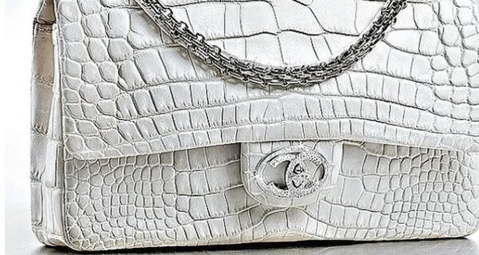 Chanel Diamond Forever làm từ da cá sấu và hơn 300 viên kim cương có giá 261.000 USD. Mẫu túi này chỉ có 13 chiếc trên thế giới.