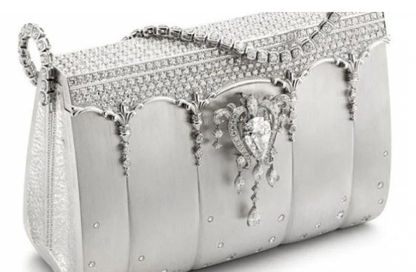 Phần thân của Hermès Birkin Ginza Tanaka (1,4 triệu USD) được làm từ 100% bạch kim cao cấp cùng 2.000 viên kim cương cỡ nhỏ. Viên kim cương trung tâm to khoảng 8 carat.