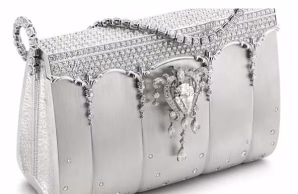 Phần thân của Hermès Birkin Ginza Tanaka (1,4 triệu USD) được làm từ 100% bạch kim cao cấp cùng 2.000 viên kim cương cỡ nhỏ. Viên kim cương trung tâm to khoảng 8 carat.