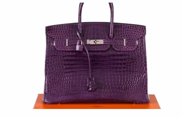 160.000 là giá của chiếc túi xách bằng vàng trắng đính kim cương này. Nguồn ảnh: Therichest.