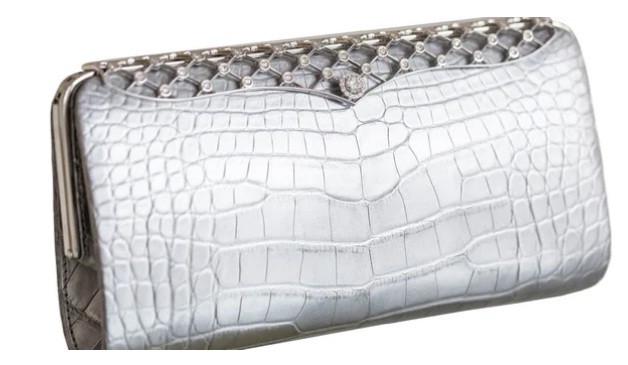 Lấy tên theo Nữ hoàng Ai Cập Cleopatra, chiếc túi xách có hình dáng tinh giản nhưng mang đậm vẻ đẹp cổ điển phương Đông của Lana Marks có giá tới 400.000 USD. Mẫu túi được làm từ da cá sấu phủ bạc với phần móc khóa vàng trắng 18 carat được đính toàn bộ bởi 1.500 viên kim cương trắng.