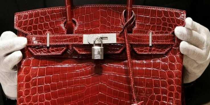 Túi Blood Red Hermès Birkin nổi bật nhờ màu đỏ tuyệt đẹp này từng phá vỡ kỷ lục về chiếc túi xách đắt nhất từng được bán đấu giá năm 2016 với 298.000 USD.