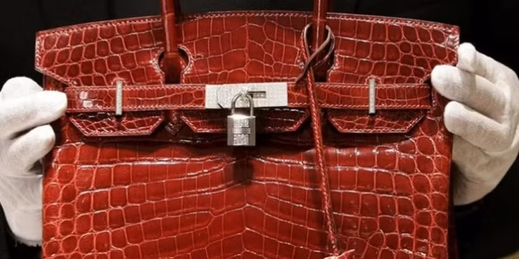 Túi Blood Red Hermès Birkin nổi bật nhờ màu đỏ tuyệt đẹp này từng phá vỡ kỷ lục về chiếc túi xách đắt nhất từng được bán đấu giá năm 2016 với 298.000 USD.