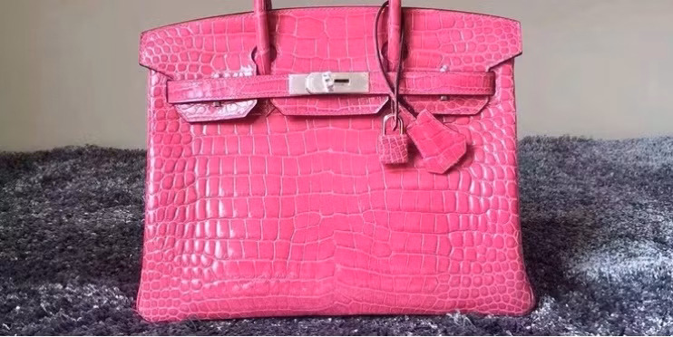 Năm 2015, chiếc túi bằng da cá sấu này đã phá vỡ kỷ lục về chiếc túi đắt nhất từng được bán đấu giá tại Hồng Kông với 222.000 USD.