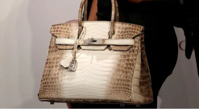Chiếc túi xách làm từ da cá sấu, vàng và kim cương Himalaya Niloticus chỉ có hai mẫu được sản xuất mỗi năm này từng được bán đấu giá 379.000 USD.