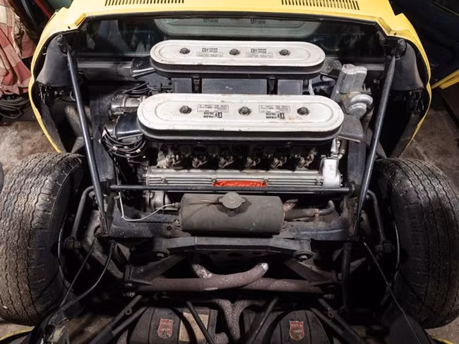 Xe vẫn giữ được màu sơn vàng và không quá cũ kỹ hay bị bong tróc.