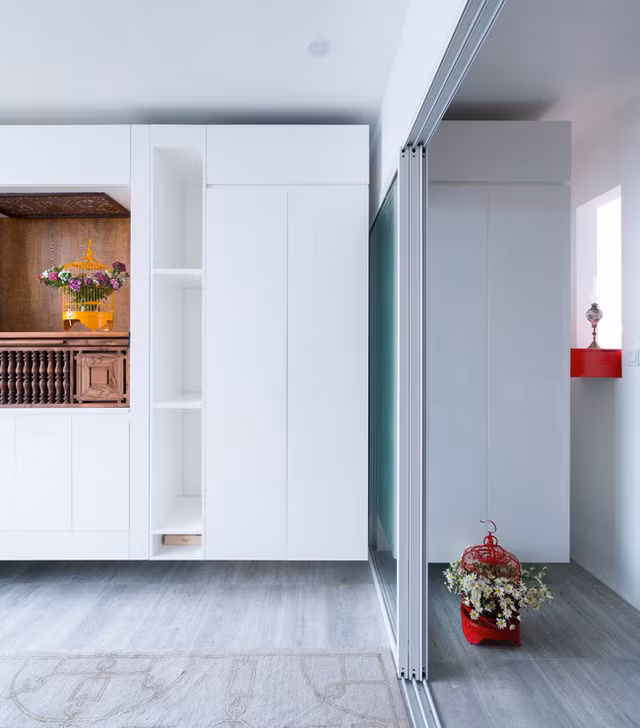 Gỗ công nghiệp kết hợp với mảng trang trí bằng gỗ thịt mộc mang đến sự tương phản đầy cá tính. Ảnh: Giadinhnet.