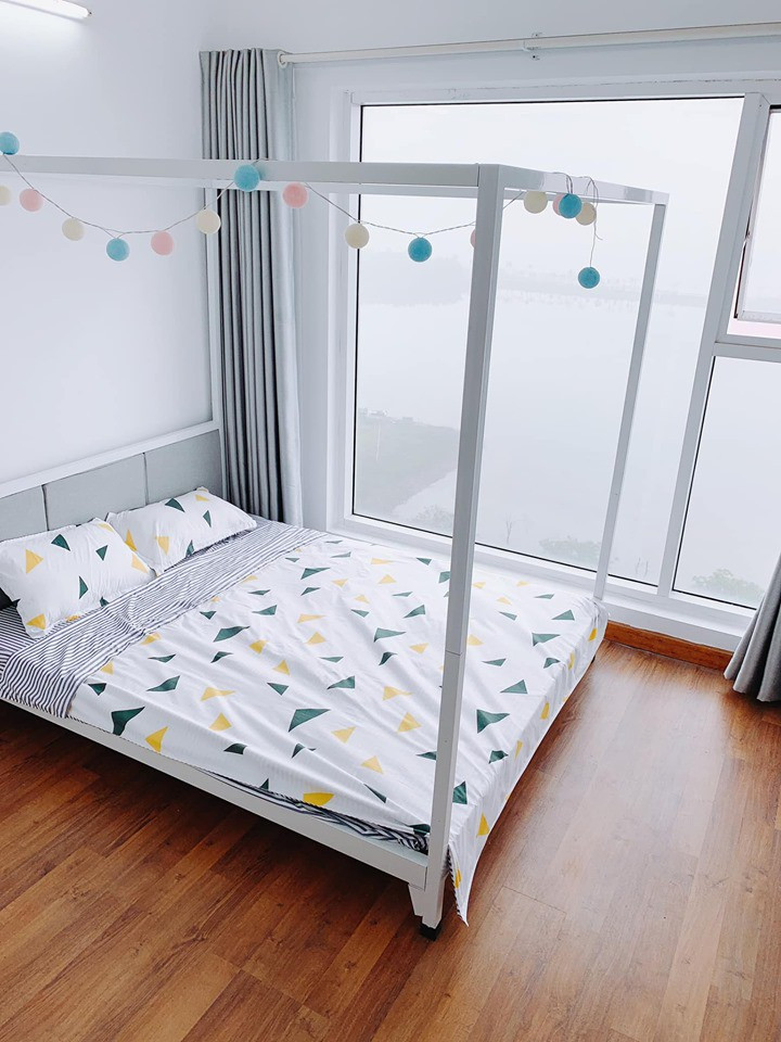 Căn hộ có 2 phòng ngủ, trong đó 1 phòng ngủ và phòng khách có view nhìn thẳng ra Vịnh Hạ Long. Ảnh: FBNV.