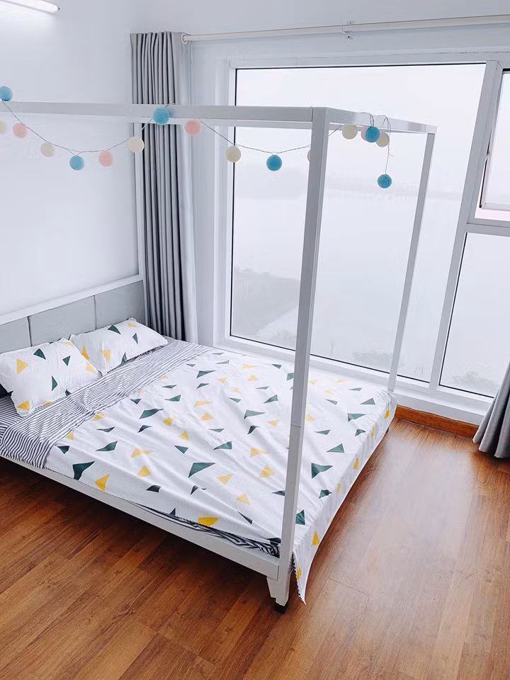 Căn hộ có 2 phòng ngủ, trong đó 1 phòng ngủ và phòng khách có view nhìn thẳng ra Vịnh Hạ Long. Ảnh: FBNV.