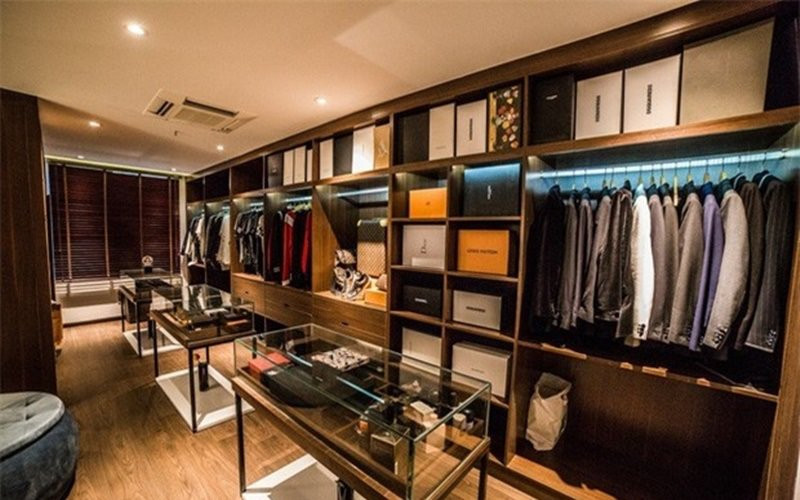 Từ quần áo cho tới giày, phụ kiện, ông bầu Vũ Khắc Tiệp đều sở hữu những món đồ đến từ các thương hiệu nổi tiếng.