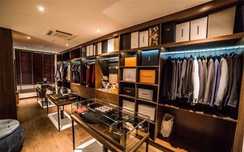 Từ quần áo cho tới giày, phụ kiện, ông bầu Vũ Khắc Tiệp đều sở hữu những món đồ đến từ các thương hiệu nổi tiếng.