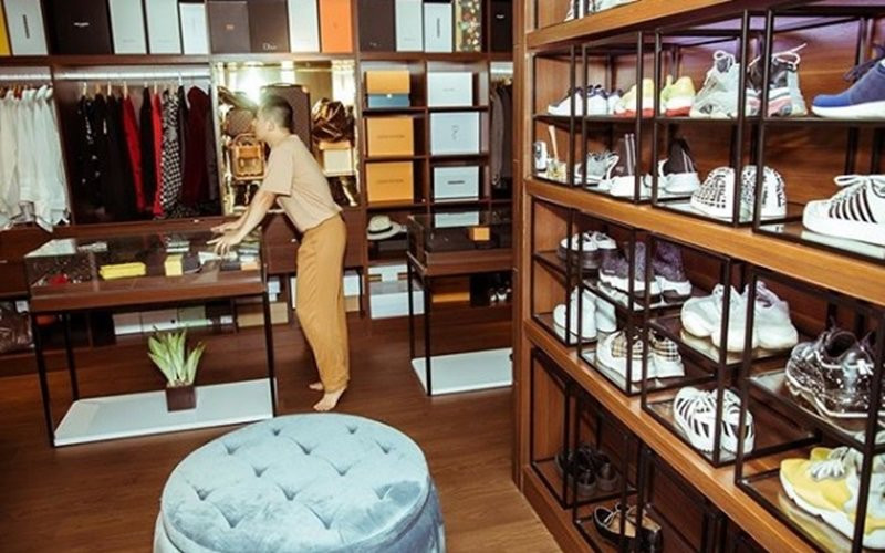 Bên cạnh không gian sống chẳng khác khách sạn 5 sao, các fan còn bị cuốn hút bởi một khu vực riêng để chứa hàng trăm món đồ hiệu đắt đỏ của "ông trùm chân dài".