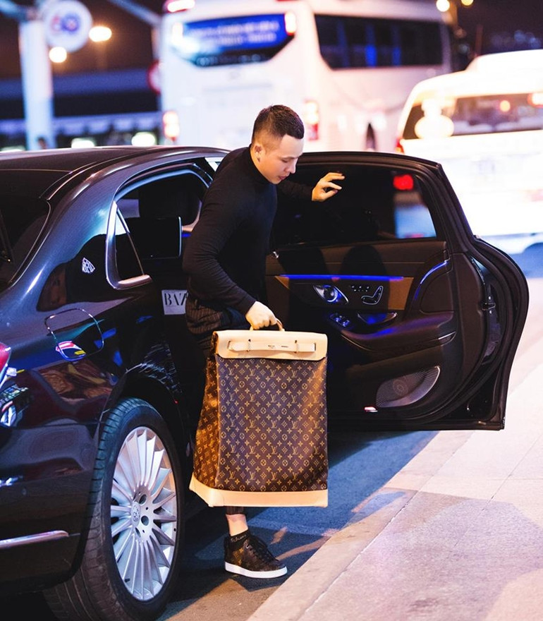 Có lần, Vũ Khắc Tiệp còn gây "sốc" khi được bắt gặp xuất hiện tại sân bay với mẫu túi xách Louis Vuitton hiếm hoi – Vintage Louis Vuitton Giant Steamer Bag, giá 150 triệu đồng. Nguồn ảnh: Vu Khac Tiep Offical.