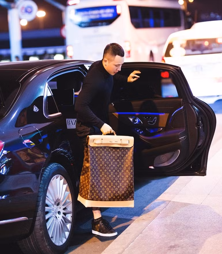 Có lần, Vũ Khắc Tiệp còn gây "sốc" khi được bắt gặp xuất hiện tại sân bay với mẫu túi xách Louis Vuitton hiếm hoi – Vintage Louis Vuitton Giant Steamer Bag, giá 150 triệu đồng. Nguồn ảnh: Vu Khac Tiep Offical.