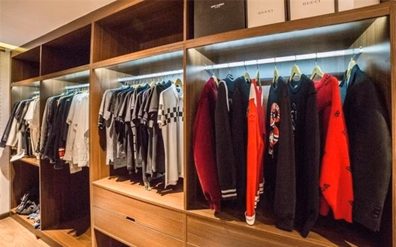 Tủ đồ hiệu của Vũ Khắc Tiệp khiến ai nhìn vào cũng phải tròn mắt ngạc nhiên.