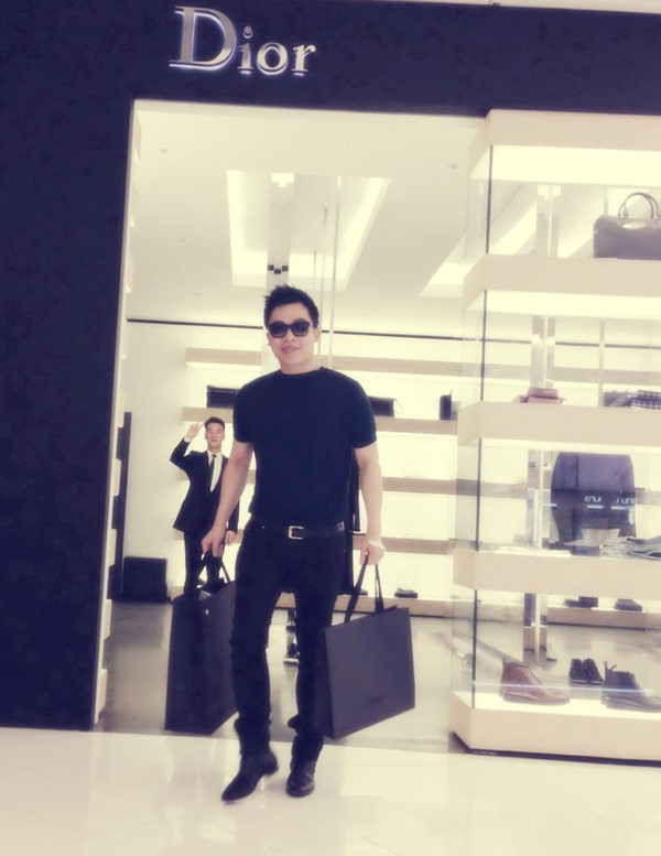 Anh là tín đồ của hàng hiệu.