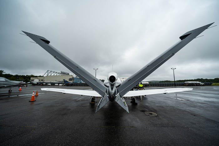 Máy bay có đuôi hình chữ V lạ mắt.