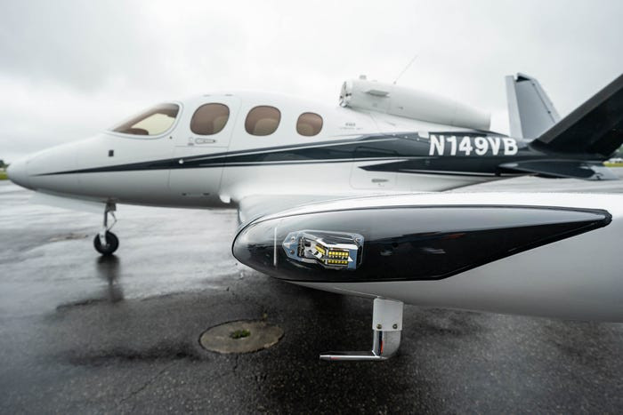 Thân máy bay Vision Jet làm bằng sợi carbon thay vì nhôm. Sợi carbon nhẹ hơn so với nhôm.