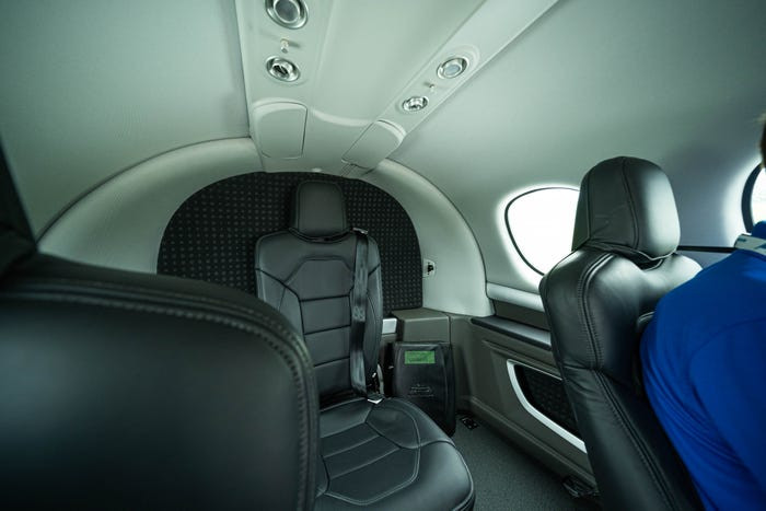 Máy bay còn có ổ cắm USB, hệ thống giải trí cao cấp.