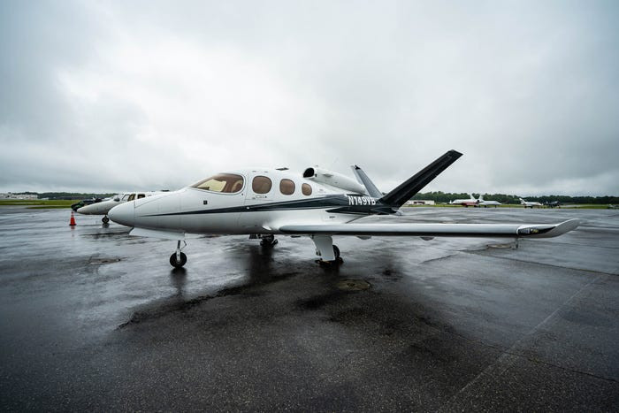 Với mức giá khoảng 2 triệu USD, Cirrus Vision Jet là chiếc máy bay cá nhân rẻ nhất hiện nay.