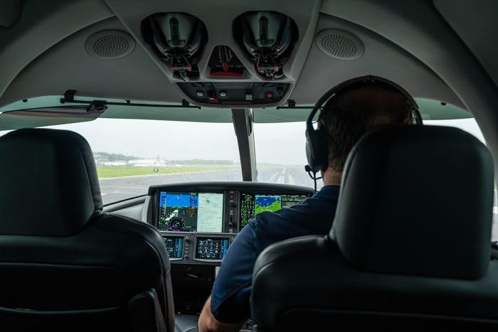 Để khởi động, phi công chỉ cần bấm nút engine star/stop giống như khởi động một chiếc xe hơi. Nguồn ảnh: Business Insider. Video: Hiện trường rơi máy bay. Nguồn: VTC1.