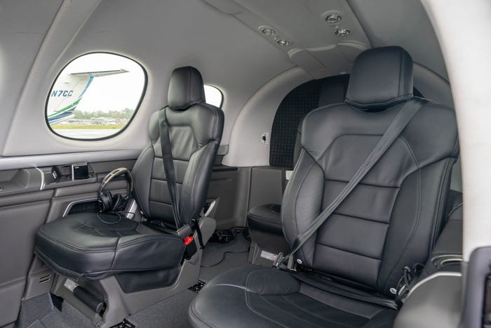 Nội thất được bọc da cao cấp cùng nét thiết kế khỏe khoắn, tạo cảm giác an tâm và vững chắc cho người ngồi.