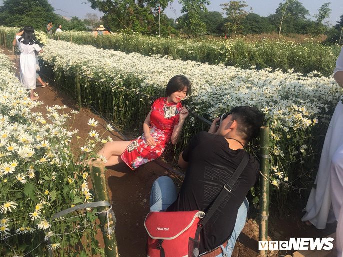 Các thợ ảnh cũng làm việc "hăng say" để tranh thủ kiếm thêm thu nhập. Ảnh: VTC.