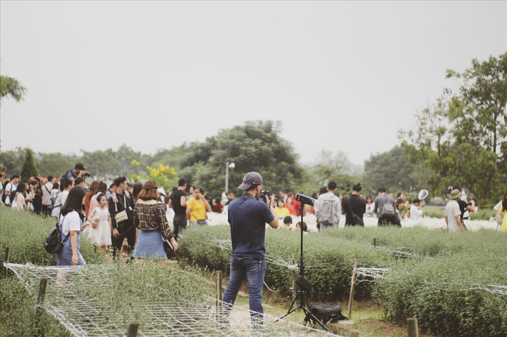 Đáng chú ý, lượng người tại vườn hoa lúc nào cũng lên đến hàng trăm người, thậm chí là hàng nghìn người vào dịp cuối tuần. Ảnh: Lao động.