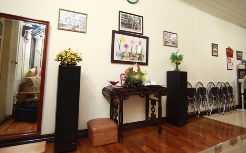 Căn nhà không rộng rãi nhưng được bài trí gọn gàng, nếp nhà giản dị và thanh bình. Ảnh: Plo.