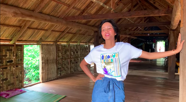 Sau thời gian làm việc chăm chỉ, Hoa hậu H'Hen Niê đã xây lại căn nhà cho bố mẹ. Ảnh: Tintuconline.