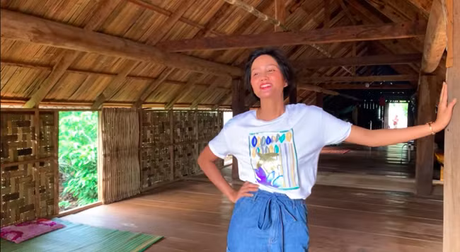 Sau thời gian làm việc chăm chỉ, Hoa hậu H'Hen Niê đã xây lại căn nhà cho bố mẹ. Ảnh: Tintuconline.